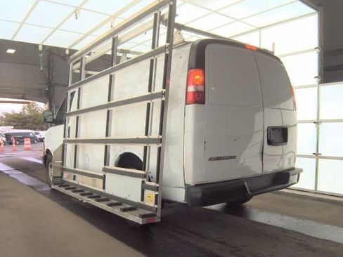 Used 2021 Chevrolet Express 3500 w/ Driver Convenience Package RWD image 3