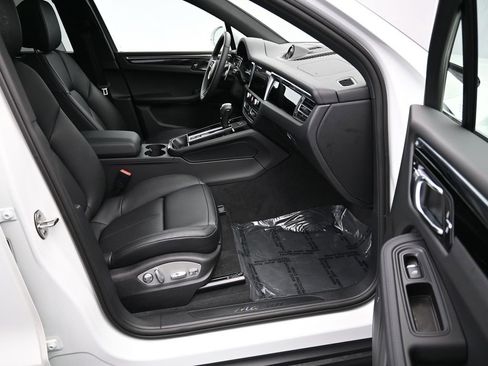 Used 2025 Porsche Macan image 29