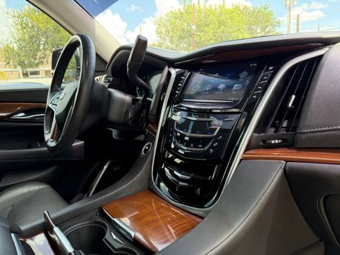 Used 2020 Cadillac Escalade ESV Luxury RWD image 22