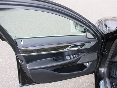 Used 2020 BMW 750i xDrive w/ Cold Weather Package image 9