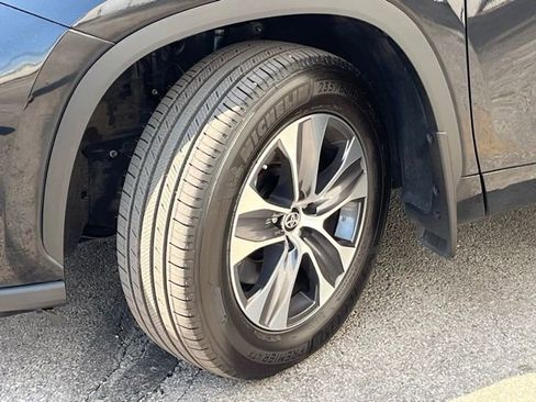 Used 2024 Toyota Highlander XLE image 3