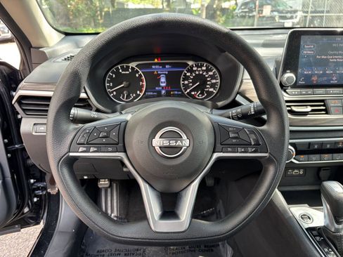 Used 2025 Nissan Altima 2.5 SV FWD image 38