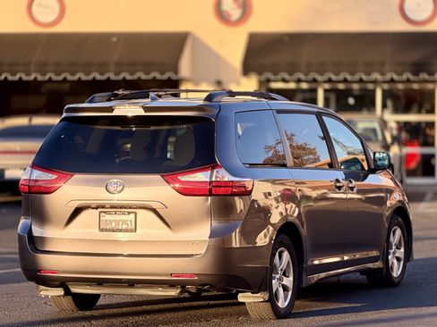 Used 2019 Toyota Sienna LE w/ Carpet Mat Package FWD image 10