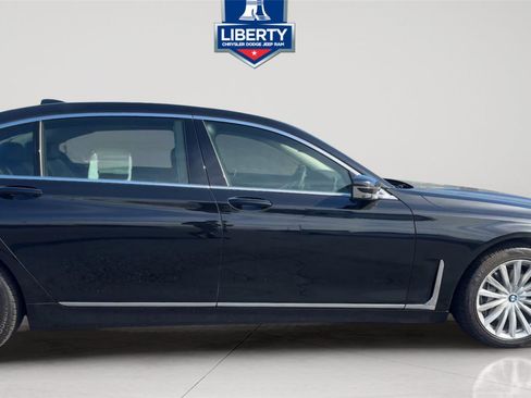 Used 2022 BMW 740i xDrive w/ Premium Package AWD/4WD image 4