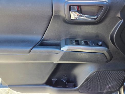 Used 2019 Toyota Tacoma TRD Off-Road w/ Technology Package AWD/4WD image 22