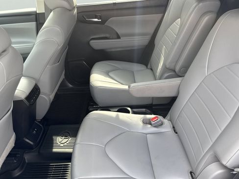 Used 2021 Toyota Highlander XLE image 10