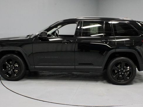 Used 2023 Jeep Grand Cherokee Limited w/ Black Appearance Package AWD/4WD image 7