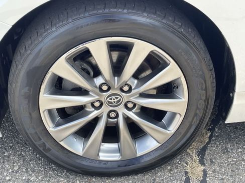 Used 2015 Toyota Camry XLE w/ Moonroof Package FWD image 35