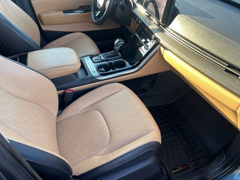 Used 2022 Kia Carnival EX image 17