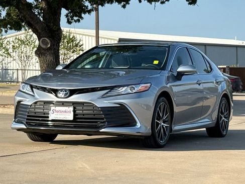 Used 2023 Toyota Camry XLE FWD image 3