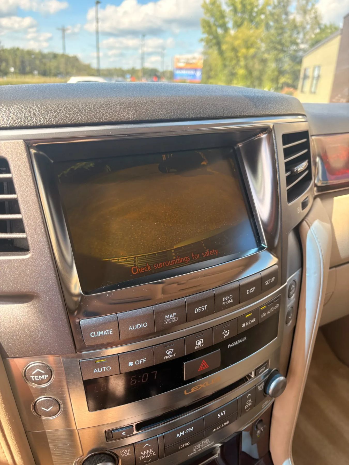 Used 2011 Lexus LX 570 4WD w/ Luxury Pkg image 22