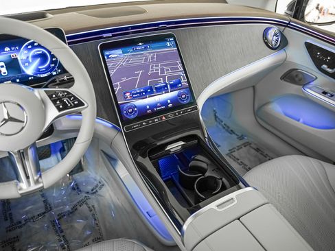 Certified 2023 Mercedes-Benz EQE 500 4MATIC Sedan w/ Exclusive Trim Package image 17