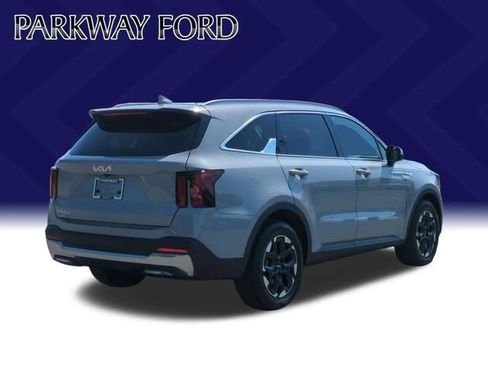 Used 2024 Kia Sorento S w/ Panoramic Sunroof Package FWD image 5