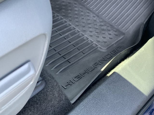 Used 2025 Toyota Highlander XLE FWD image 14