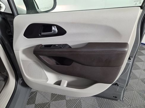 Certified 2020 Chrysler Pacifica Touring w/ Advanced Safetytec Group image 29