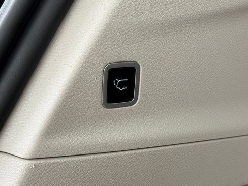 Used 2023 Chrysler Pacifica Touring-L FWD image 21