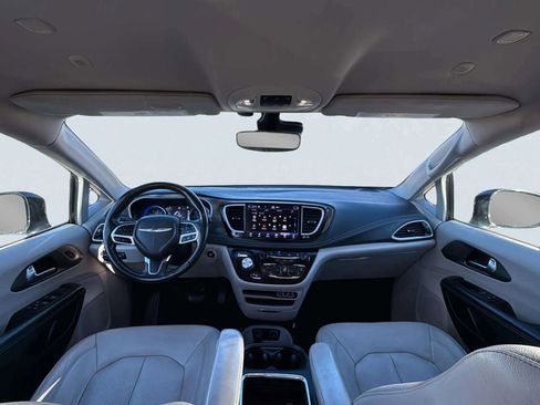 Used 2021 Chrysler Pacifica Touring-L image 9