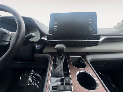 Used 2022 Toyota Sienna LE image 11