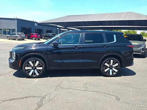 Used 2025 Mitsubishi Outlander SE FWD image 3
