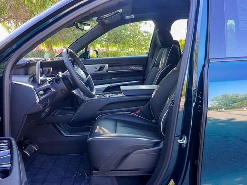 Used 2026 Cadillac Vistiq Platinum image 19