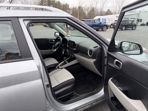 Used 2021 Hyundai Venue SEL image 18