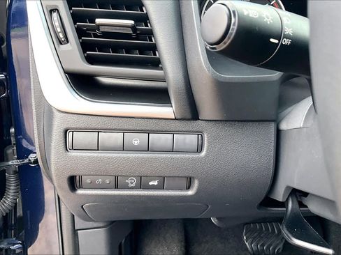 Used 2025 Nissan Rogue SV FWD image 32