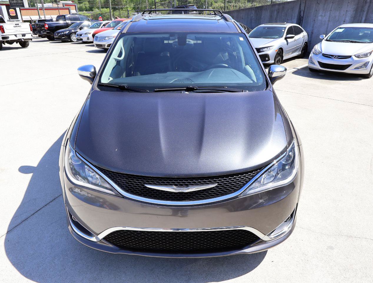 Used 2017 Chrysler Pacifica Limited w/ UConnect Theater Package FWD image 11