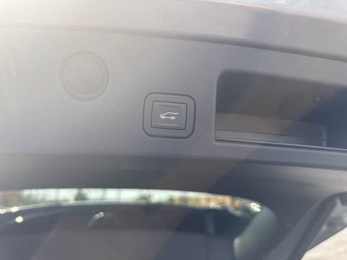 Used 2025 Chevrolet Equinox LT w/ Convenience Package II FWD image 17