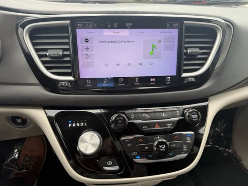 Used 2022 Chrysler Pacifica Touring-L image 19