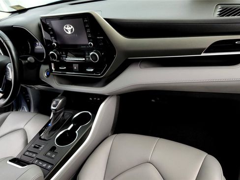Certified 2021 Toyota Highlander XLE image 28