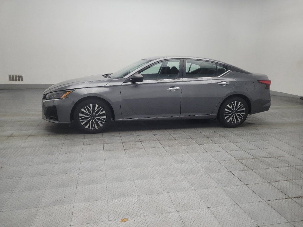 Used 2025 Nissan Altima 2.5 SV FWD image 2