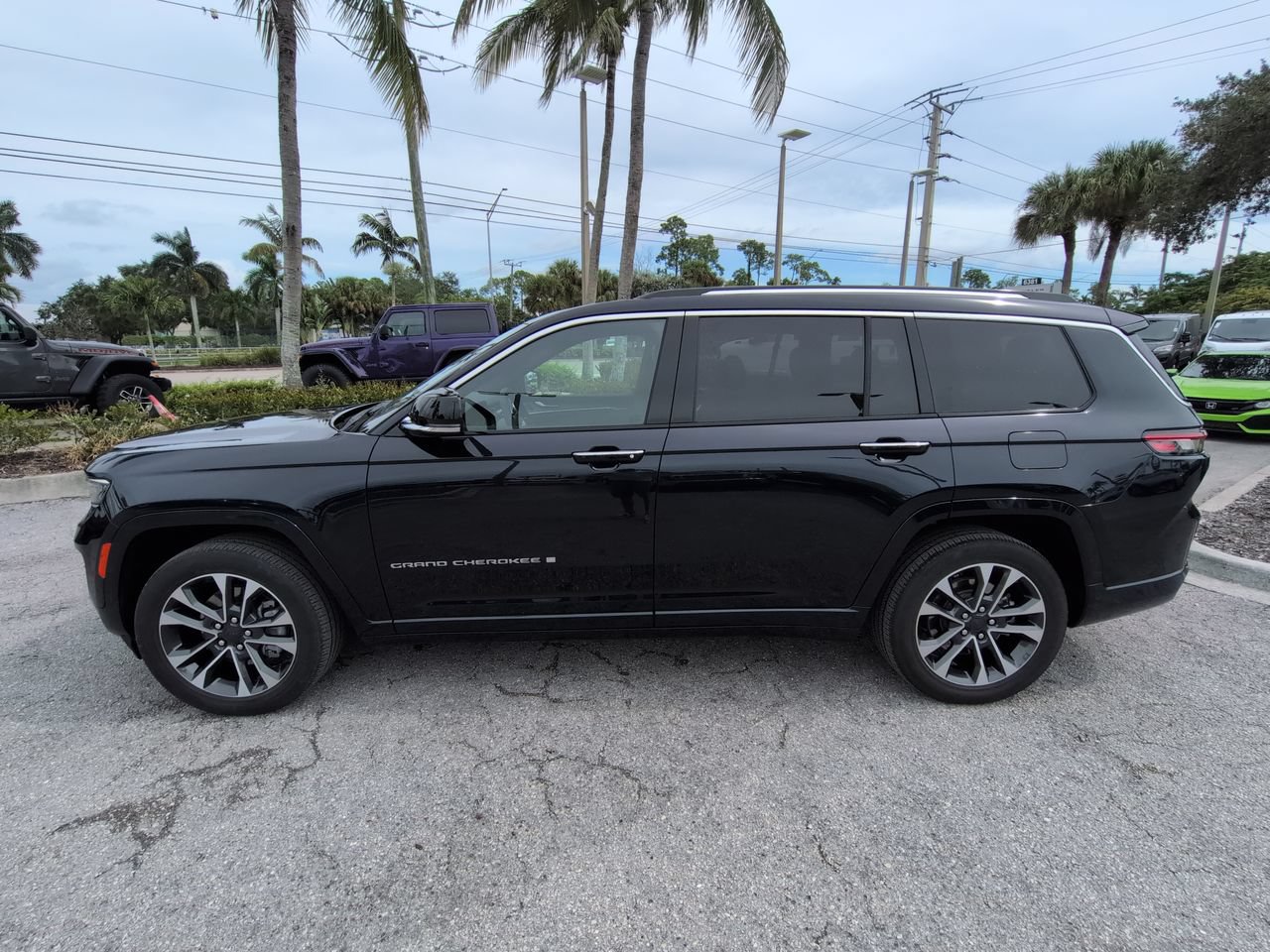 Used 2023 Jeep Grand Cherokee L Overland w/ Luxury Tech Group IV AWD/4WD image 8