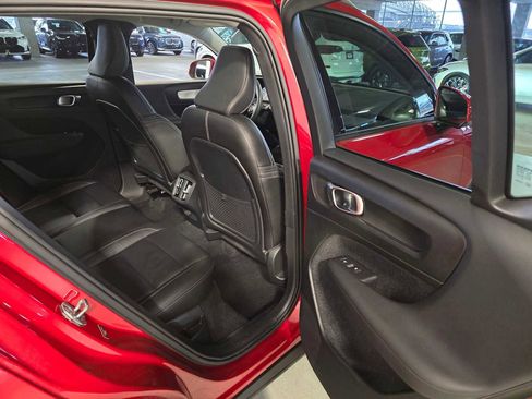 Used 2019 Volvo XC40 T5 Momentum image 29