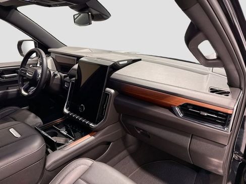 Used 2025 GMC Yukon XL Denali image 29