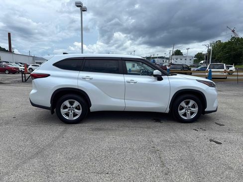Used 2023 Toyota Highlander LE AWD/4WD image 6