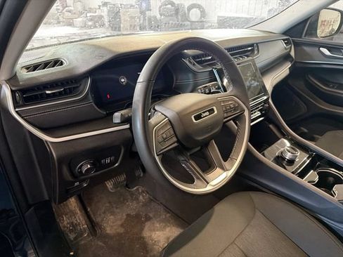 Used 2023 Jeep Grand Cherokee Laredo AWD/4WD image 8