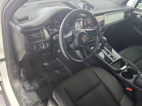 Certified 2026 Porsche Macan AWD/4WD image 4