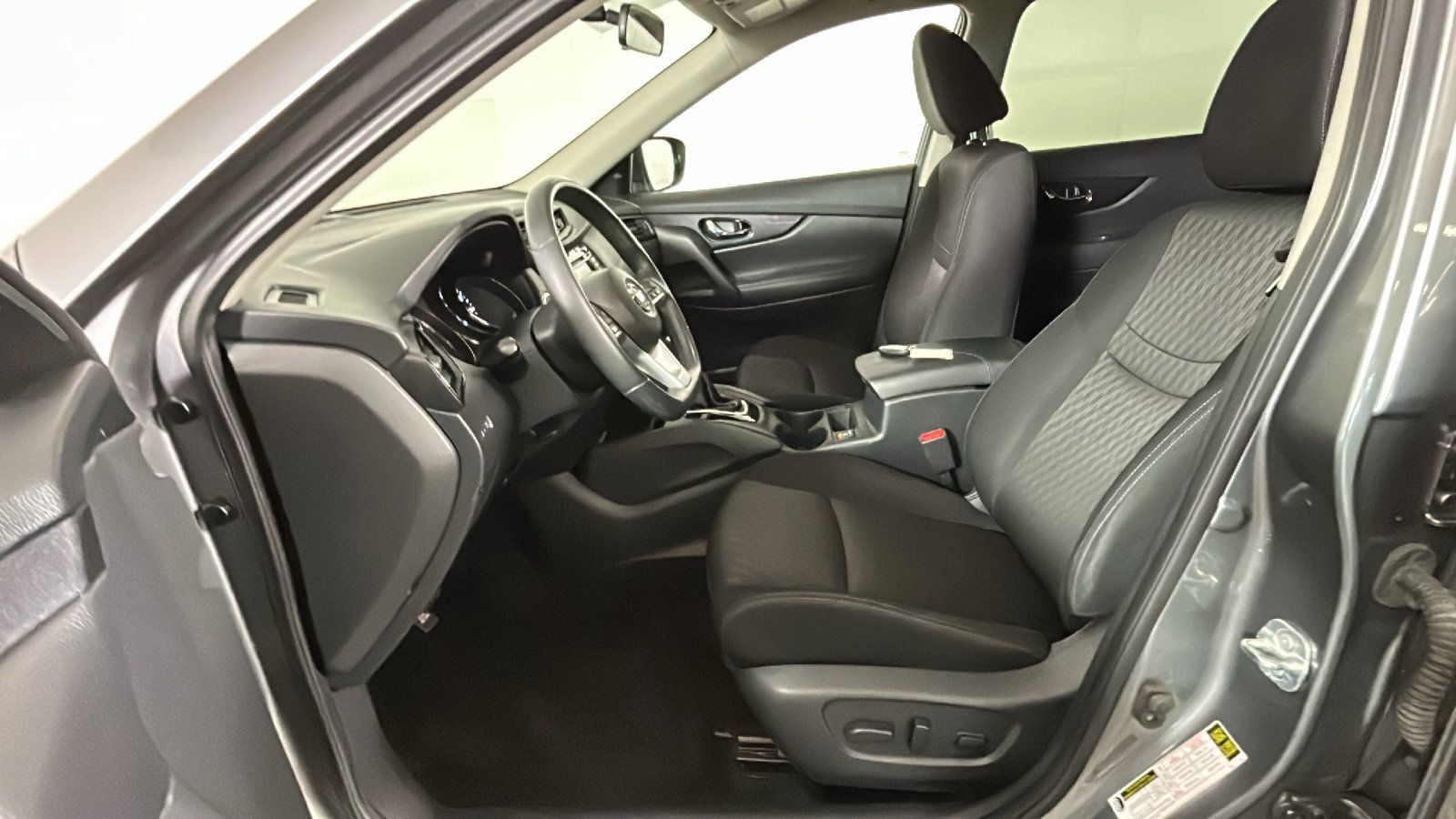 Used 2018 Nissan Rogue SV AWD/4WD image 13