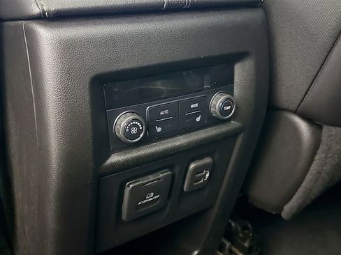 Used 2023 Chevrolet Traverse Premier image 29