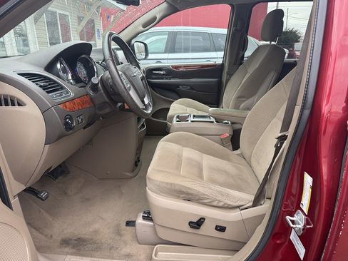 Used 2015 Chrysler Town & Country Touring image 12