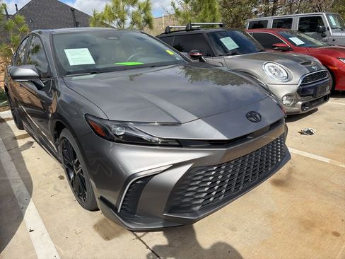 Used 2025 Toyota Camry SE w/ Convenience Package image 2