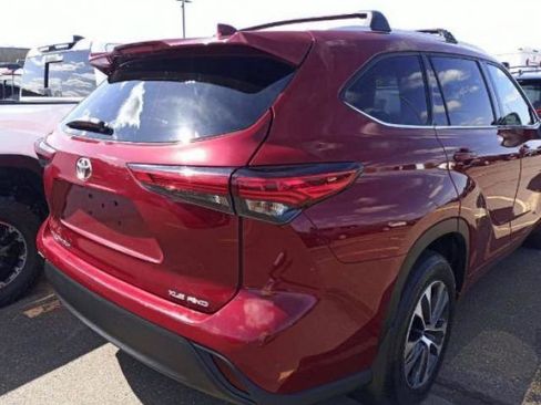 Used 2022 Toyota Highlander XLE AWD/4WD image 9