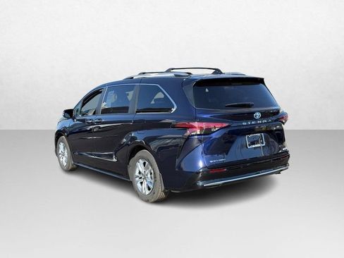 Used 2025 Toyota Sienna Limited image 3