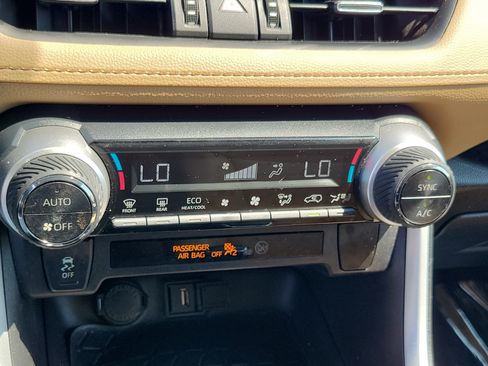 Certified 2021 Toyota RAV4 XLE Premium AWD/4WD image 31