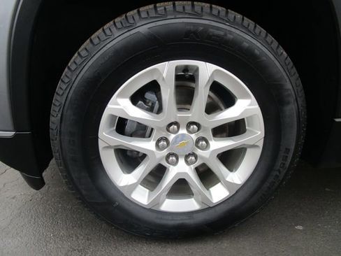 Used 2020 Chevrolet Traverse LT image 2