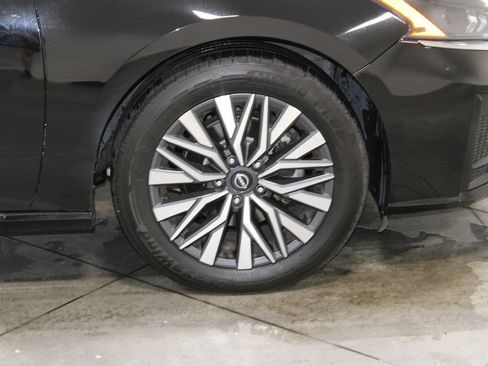 Used 2024 Nissan Altima 2.5 SV FWD image 12