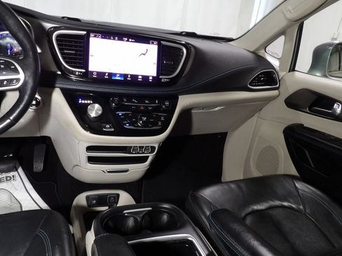 Used 2021 Chrysler Pacifica Touring-L image 20