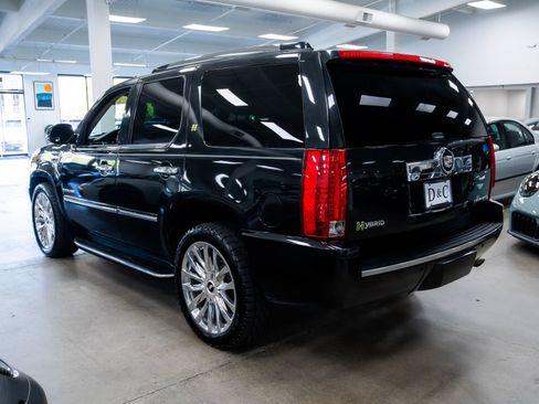 Used 2010 Cadillac Escalade 4WD Hybrid image 3