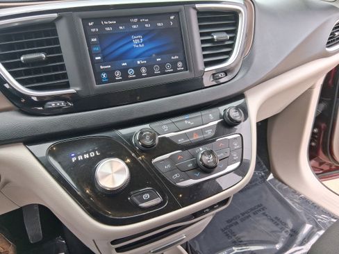 Used 2018 Chrysler Pacifica Touring Plus w/ Tire & Wheel Group image 12