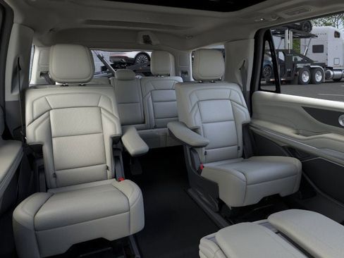 New 2026 Lincoln Navigator Reserve image 11